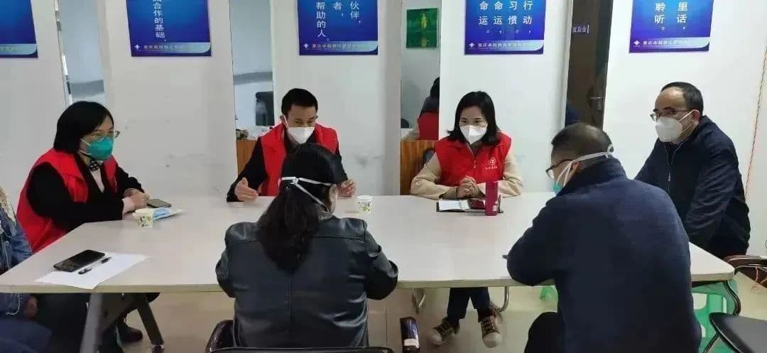 重庆沙坪坝区巾帼红岩志愿者守护群众“健康绿”