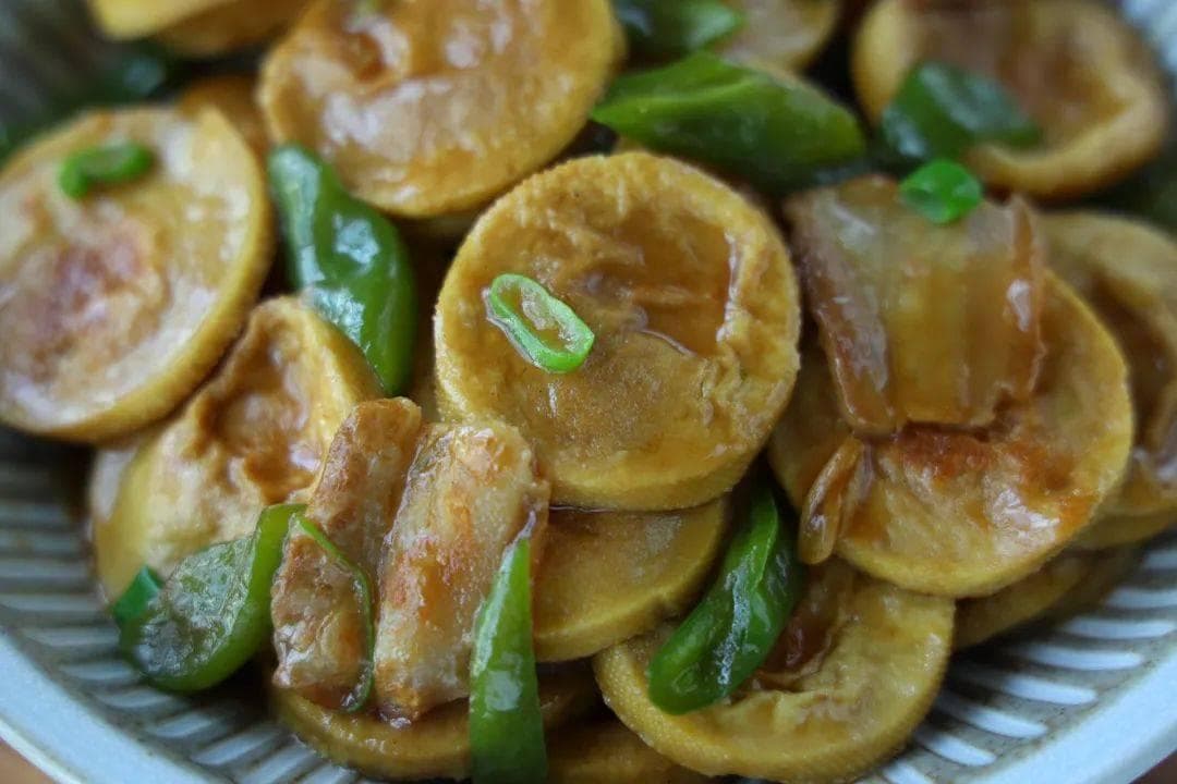 五花肉炒素鸡：一道营养美味的家常菜
