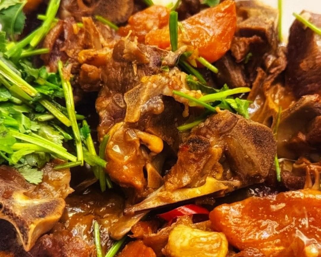 红焖羊蝎子攻略：精选食材+两小时慢炖，骨香肉酥