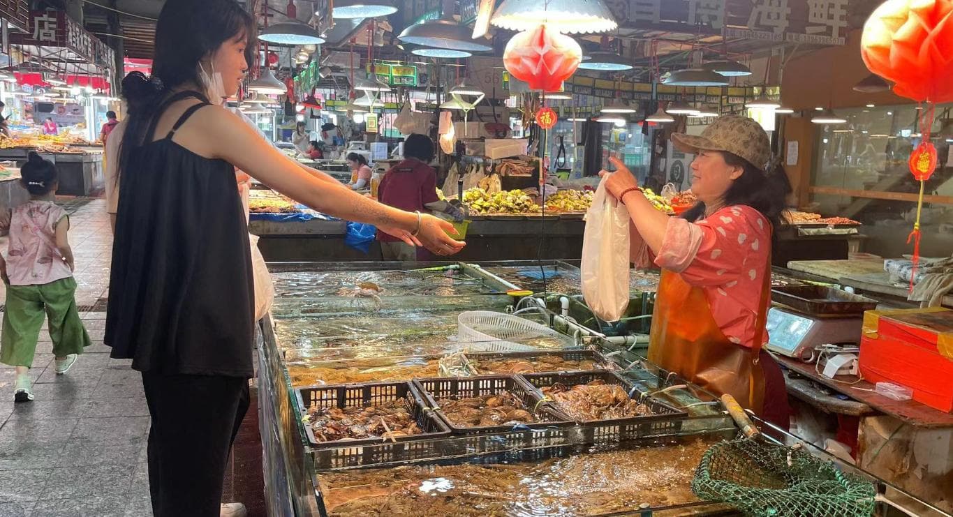 基围虾、南美白对虾大量上市，青岛海鲜摊主喊话“可适量囤些鲜虾”