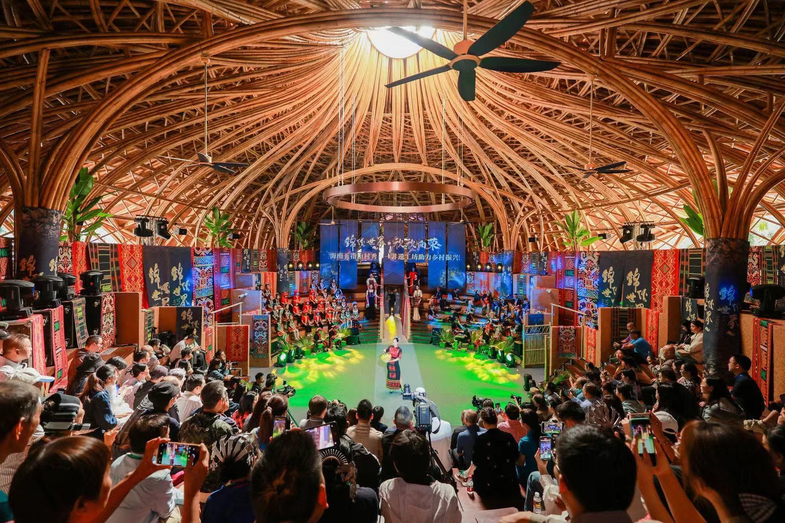 五指山毛纳村：黎锦成时尚 乡村成秀场