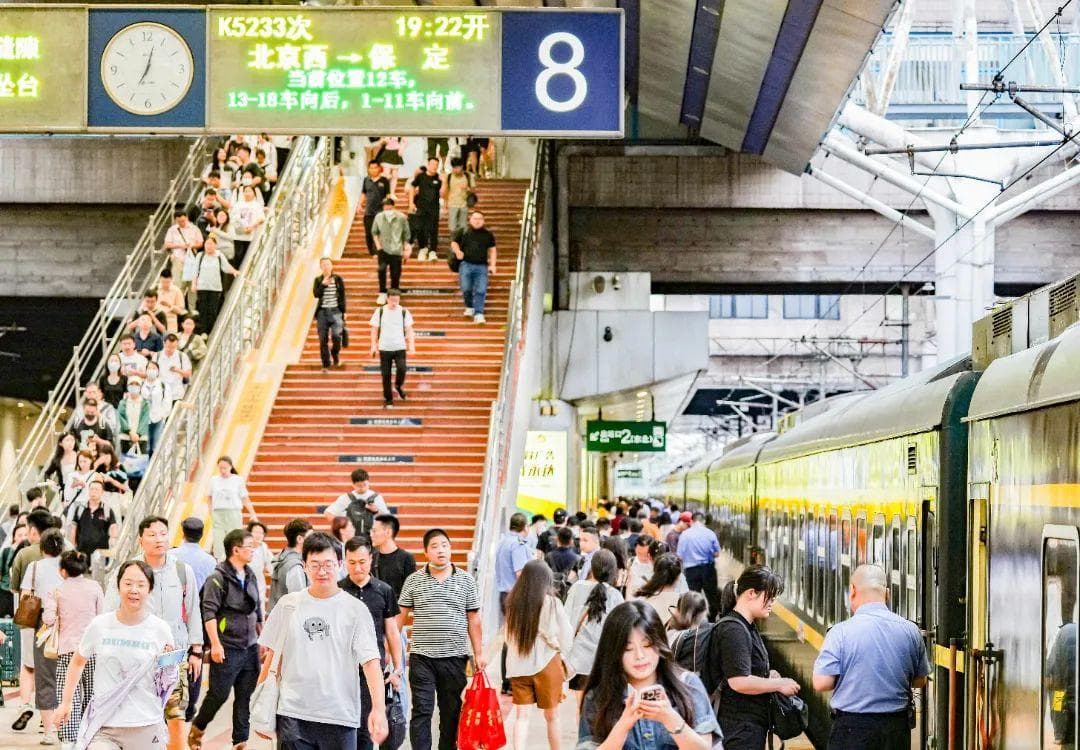 坐绿皮车的“跨城”上班路