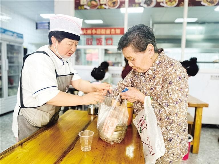“全龄友好”社区食堂真香　专家建议兼顾共享性