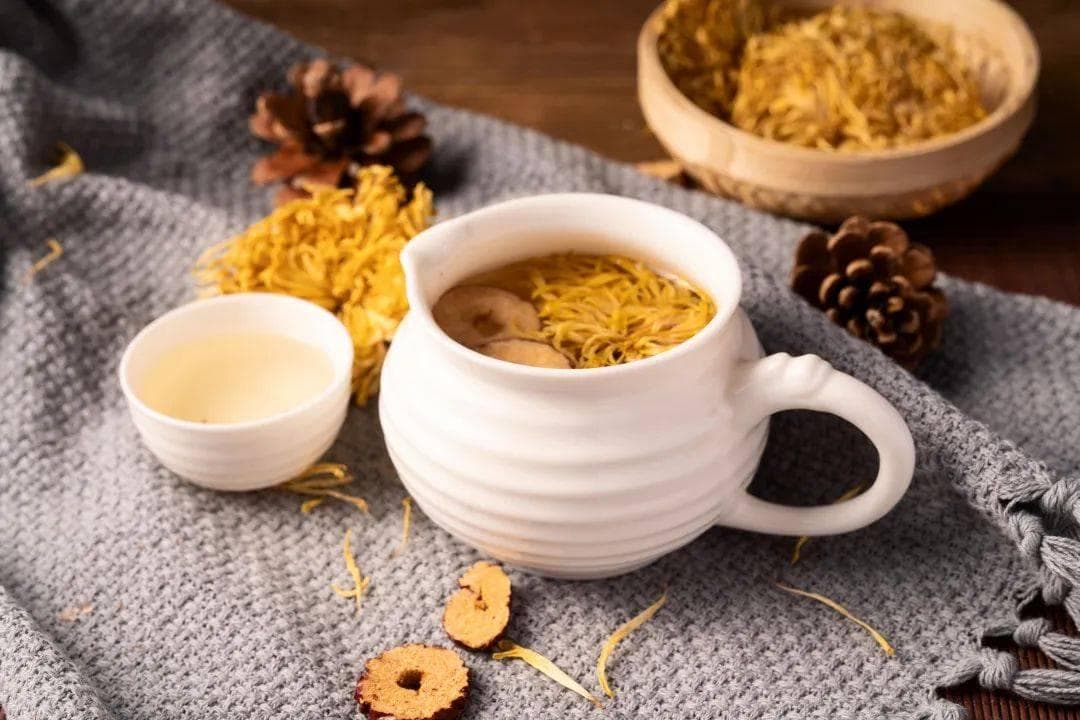 菊花茶养生指南：搭配食材与饮用注意事项全解析