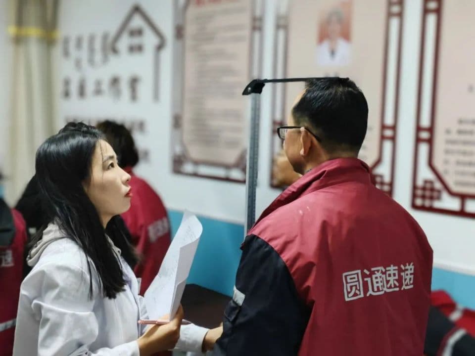 暖心护航 为快递小哥撑起健康“保护伞”