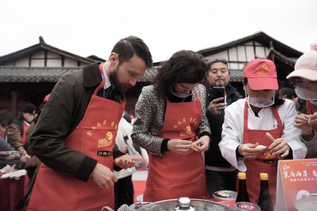 千人体验沙县小吃技艺，“老外”捶肉馅包饺子感叹温馨又美好
