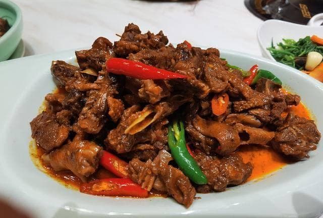 饭店的小炒牛肉为啥又嫩又香？大厨教你一招，不柴不硬，简单实用