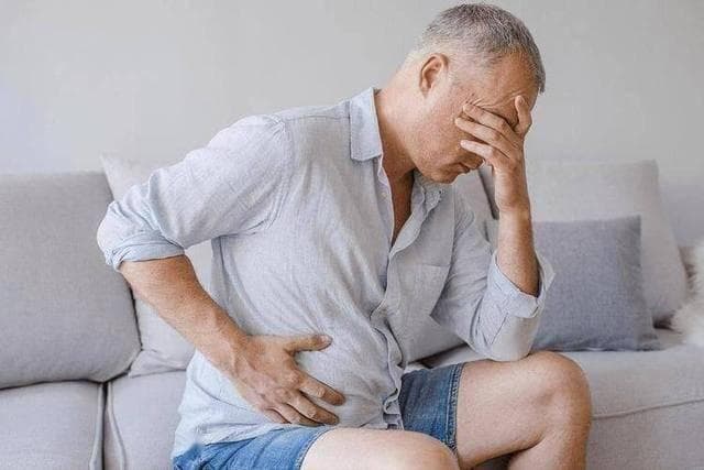 胃癌多是拖出来的？医生提醒：胃部若有4个异常，越早做检查越好