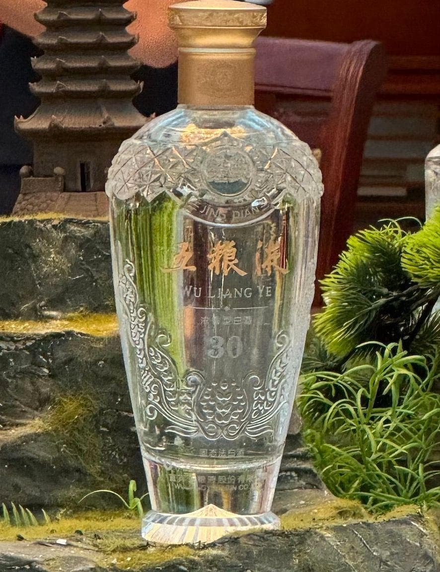 酒类行业动态：白酒低迷促提价，啤酒高端化提速
