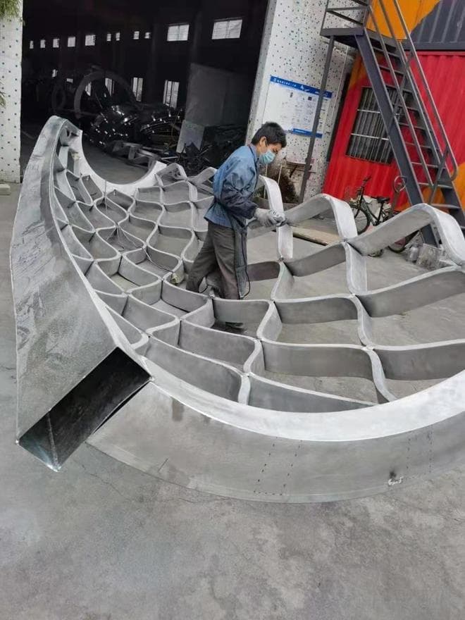 莫比乌斯环与金属的无限回转：艺术与技术的交汇