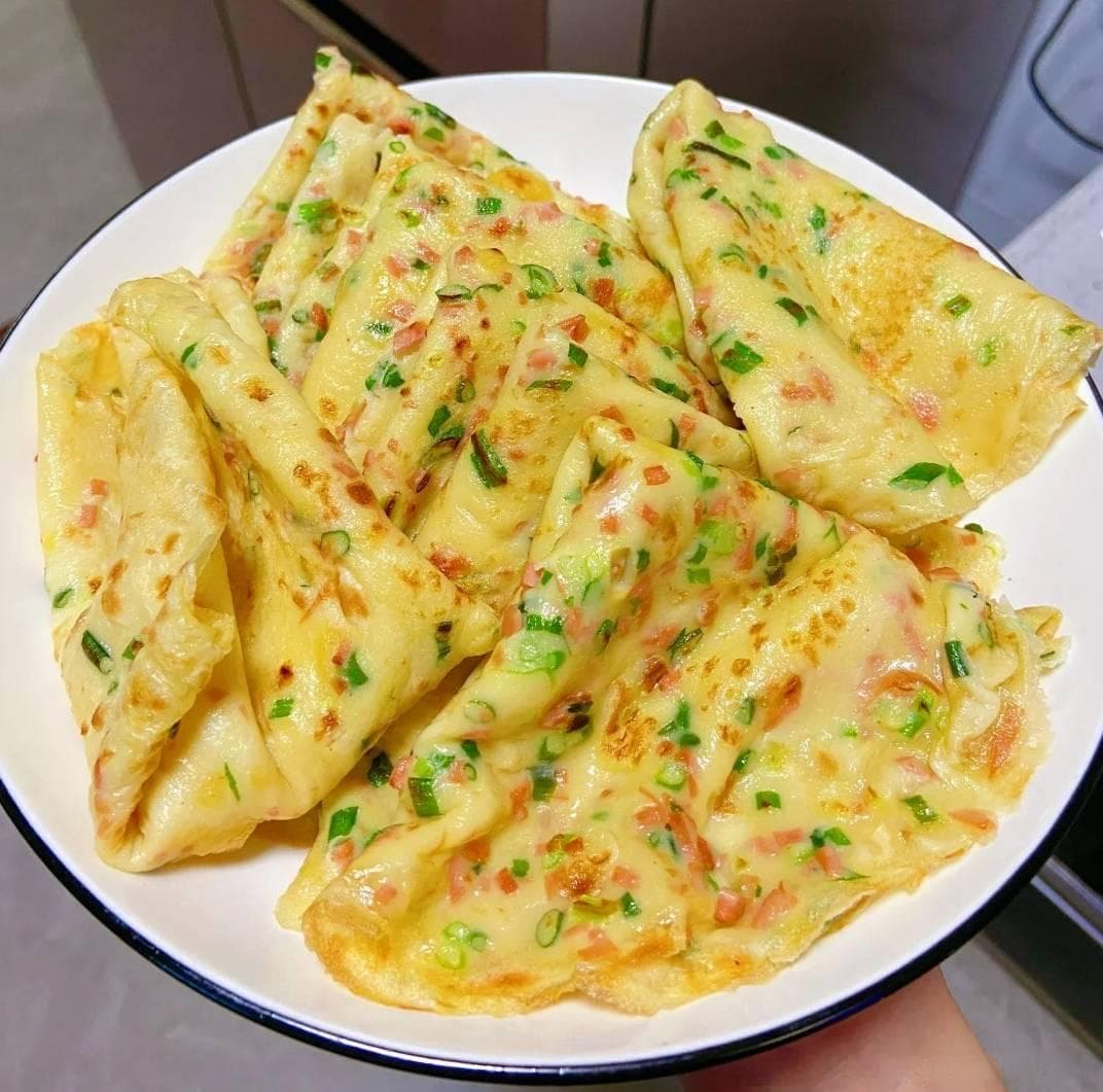 两个鸡蛋一碗面，教你美味早餐饼，全程手不沾面，外焦里软很营养
