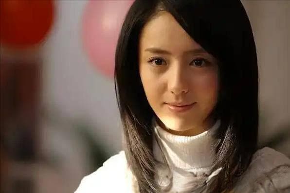 从草原公主到革命英雄：佟丽娅的荧幕形象转变