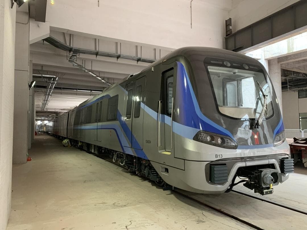 广州地铁十号线首列电客车“到家”