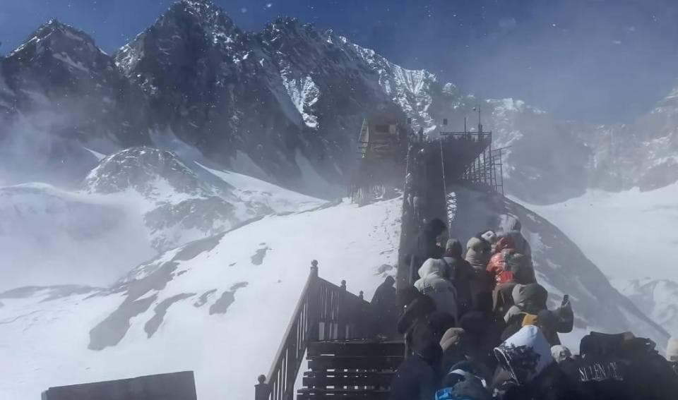 云南玉龙雪山索道停运，多名游客被困山顶数小时无人处理？景区回应