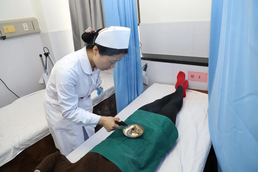中医适宜技术：气交灸的原理、功效与注意事项