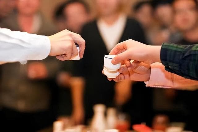 酒桌上的尴尬：不会说话怎么办？教你3招轻松应对！
