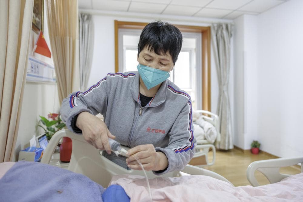 从落户优惠到职业培训，多措并举破解养老护理员短缺难题