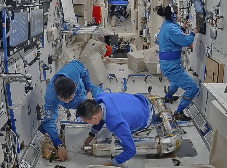 中国空间站首个舱内在轨机器人试验来了！