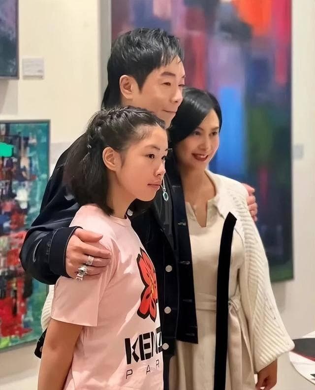 罕见！朱茵一家三口画展同框，12岁女儿像极黄贯中