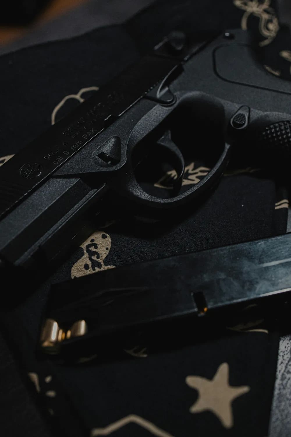 燕双鹰的“穿越”武器：伯莱塔92FS和AWM的传奇