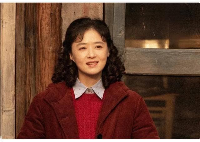 年代剧《小巷人家》才播2集，就收视第一，蒋欣这回又赌对了！