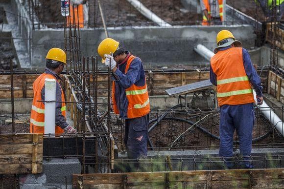如何举报建筑工地违法分包工程的人
