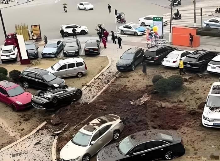 四川内江男孩鞭炮引发化粪池爆炸事件，多车受损无人员伤亡
