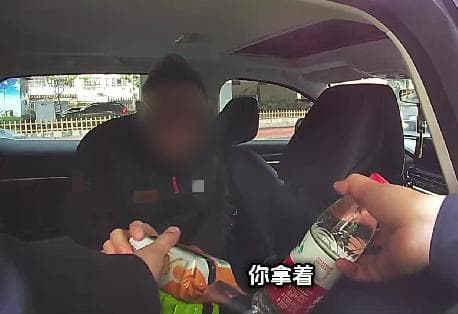 上海交警"教科书式"执法：规范处置事故，暖心救助群众