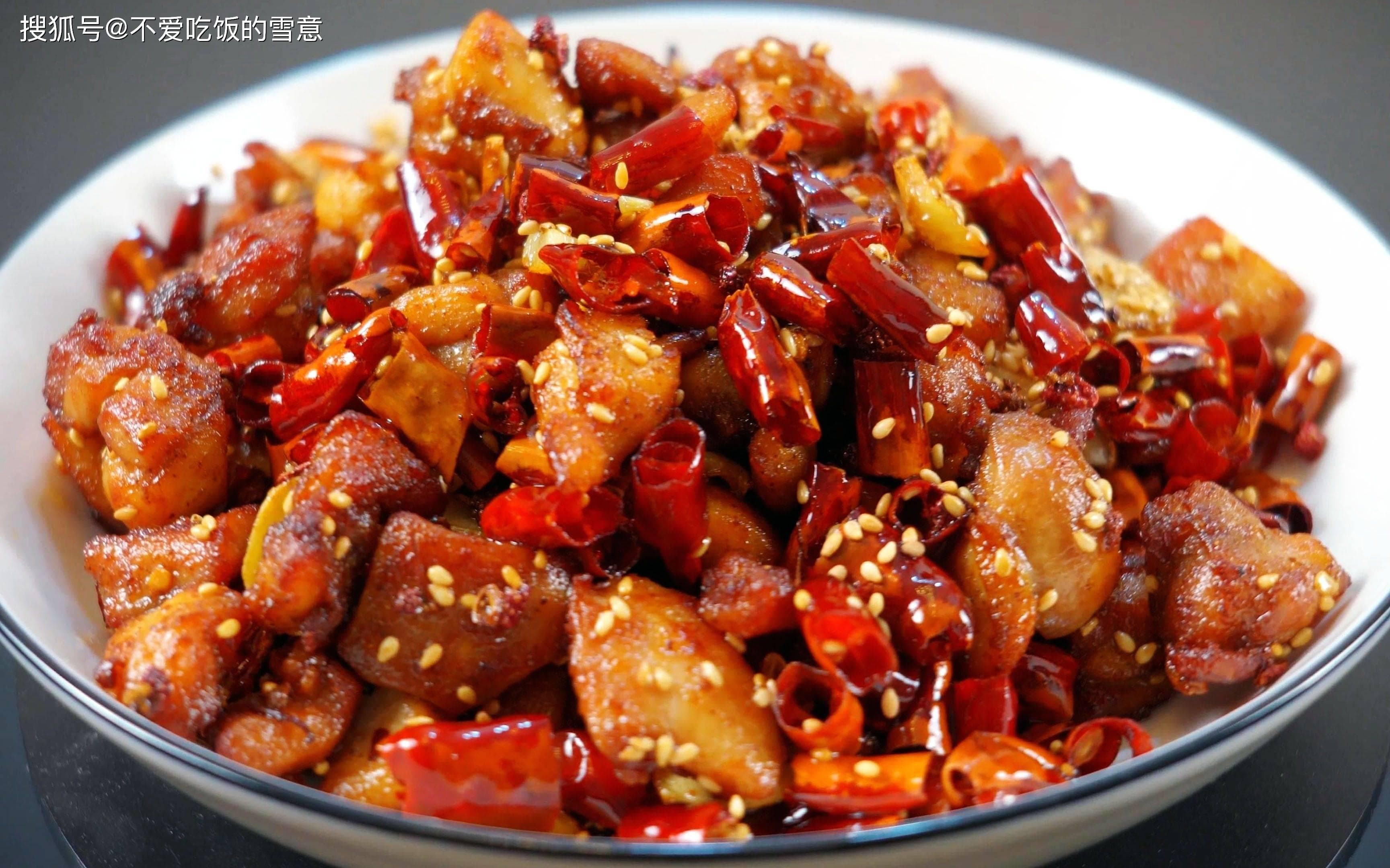 辣子鸡的诱惑：味蕾与文化的交织