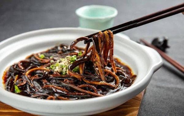 响油鳝糊：一道江南传统名菜的制作工艺