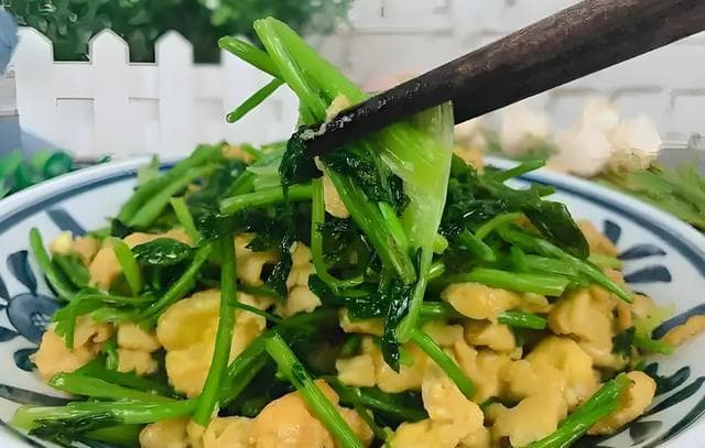 天冷了，要多吃香菜，加两个鸡蛋简单一炒，比肉还解馋