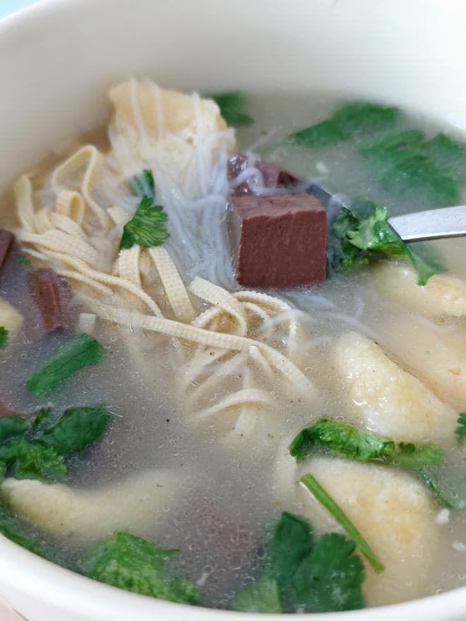 鸭血粉丝汤：用鸭架做出鲜美汤底的完美搭配
