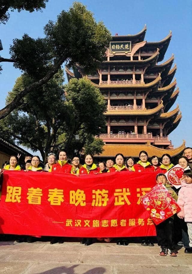跟着春晚游武汉︱帮游客拍照、指路，文旅志愿者成旅游好风景