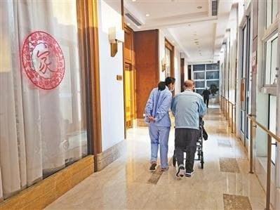 养老院动辄数万元预收费行不通了！监管新规实施后预收费要降、逐步实行按月收费