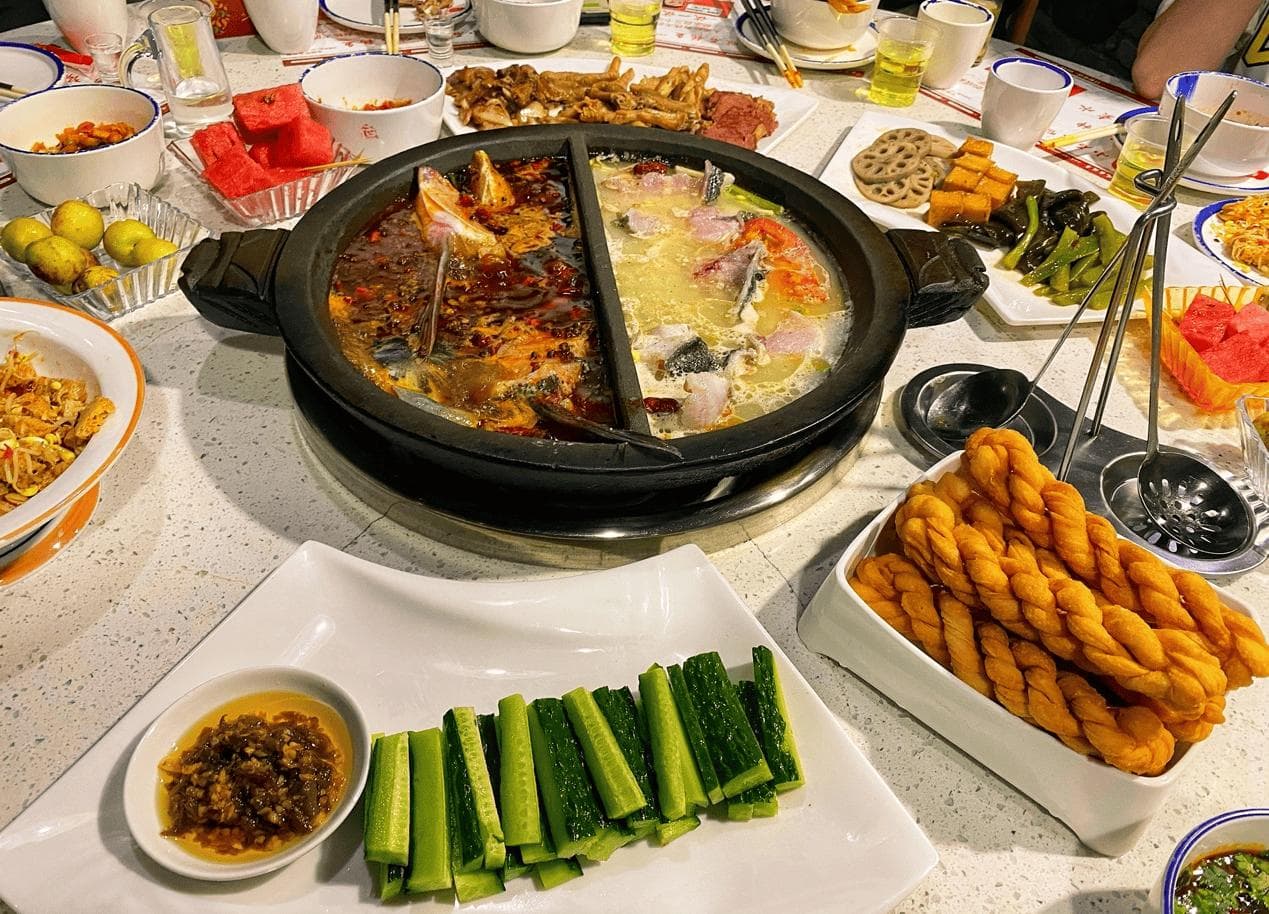 石泉石锅鱼：一口鲜香，满是乡愁