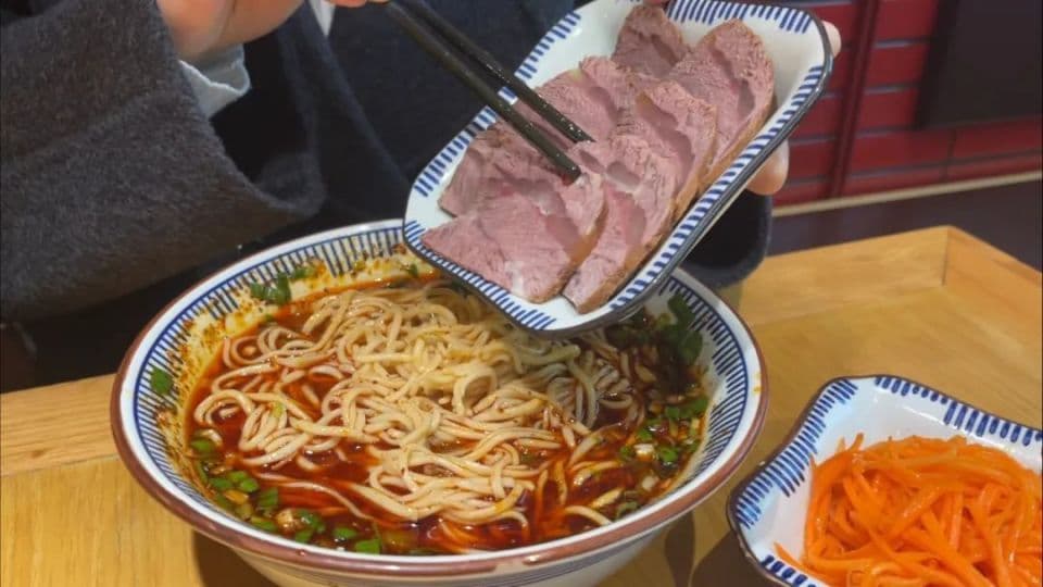 一碗面的环球之旅丨兰州“牛大”走俏斗牛之都