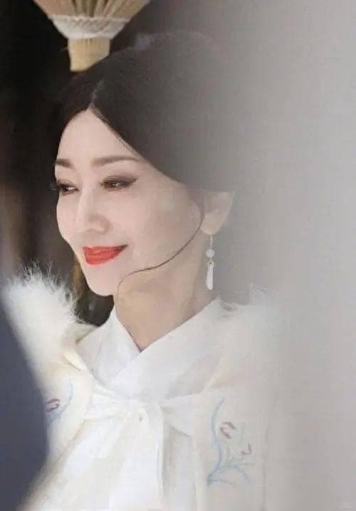 赵雅芝：风光背后有泪水，2段婚姻3个儿子，今3个儿子成她的骄傲