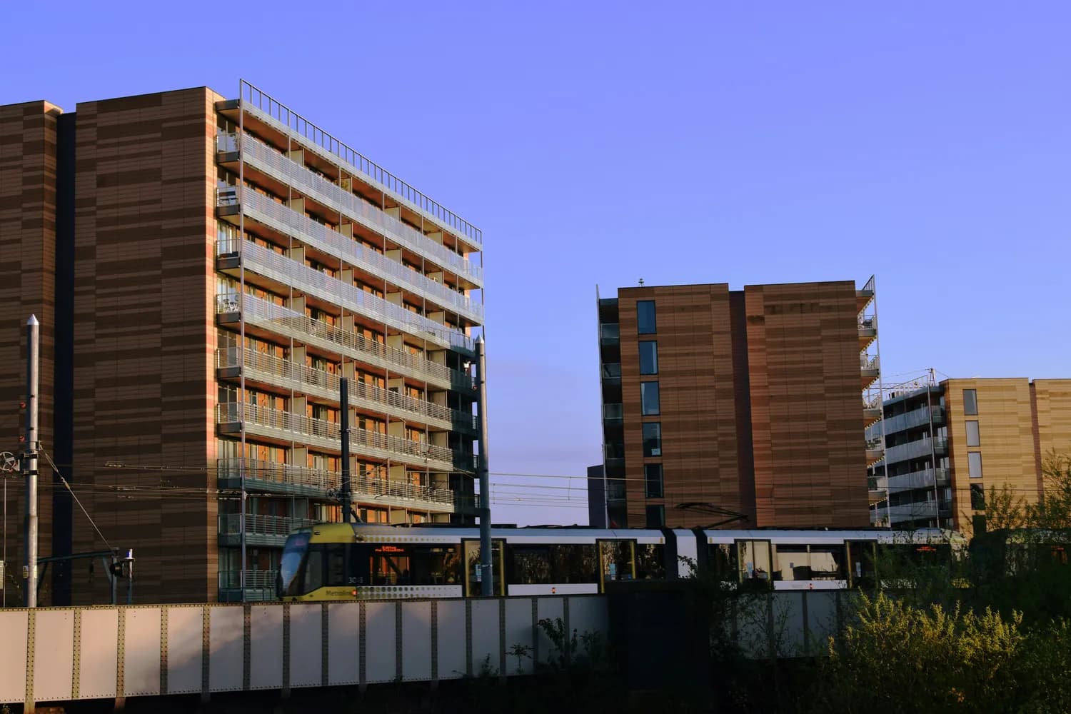 伦敦房产投资攻略：学生公寓vs高端住宅，谁的投资回报率更高？