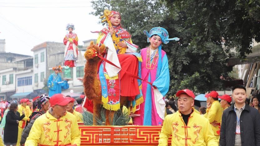 助推非遗“动态传承” 宜宾兴文县举行大坝高装巡游