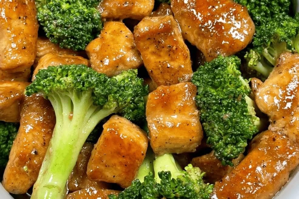西兰花炒鸡胸肉：健康与美味的完美结合