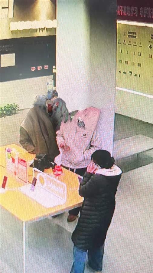 14岁男孩拉路人冒充爸爸去买手机