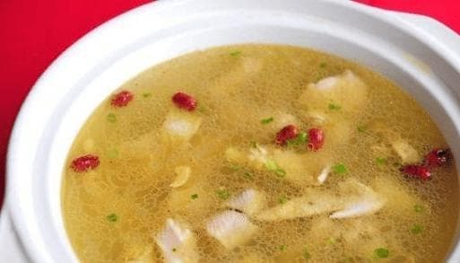 炖鸡汤时，需要选择优质的食材和采用科学的烹饪方法