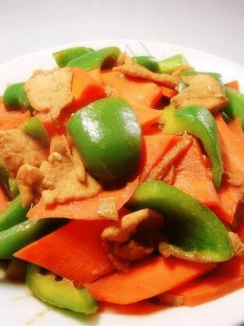 胡萝卜炒肉：家常菜的营养密码