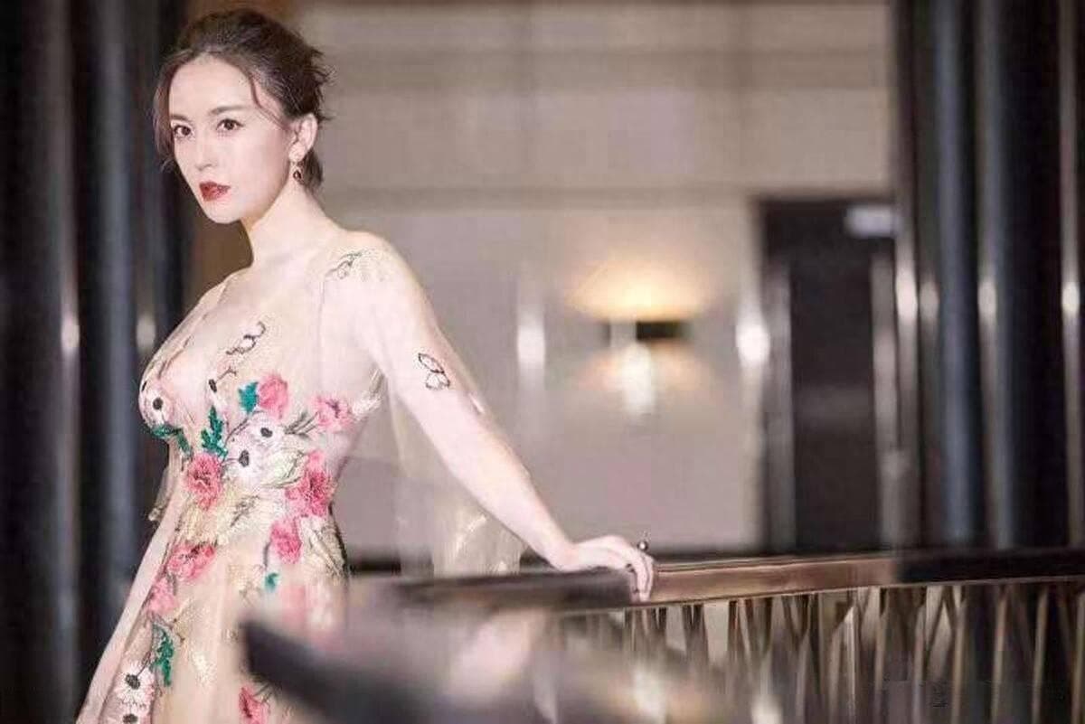 56岁伊能静的青春秘籍：如何保持少女般的容颜