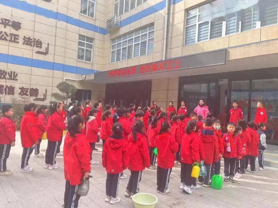 灞桥区宇航小学开展3.12植树节实践活动