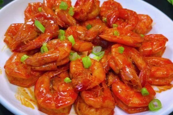 油焖大虾，一道色香味俱佳的传统中华美食，制作简单，营养美味