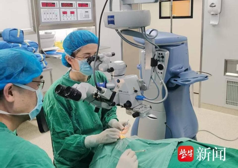 52岁男子连续深夜刷手机三年，差点失明了！|诊室病例