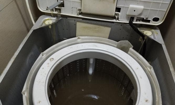 老式洗衣机盖拆卸清洗方法（轻松学会老式洗衣机盖的清洗技巧）