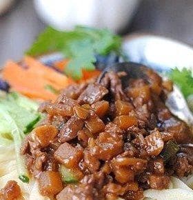 香辣牛肉炸酱面制作全攻略：从食材到成品的完美呈现