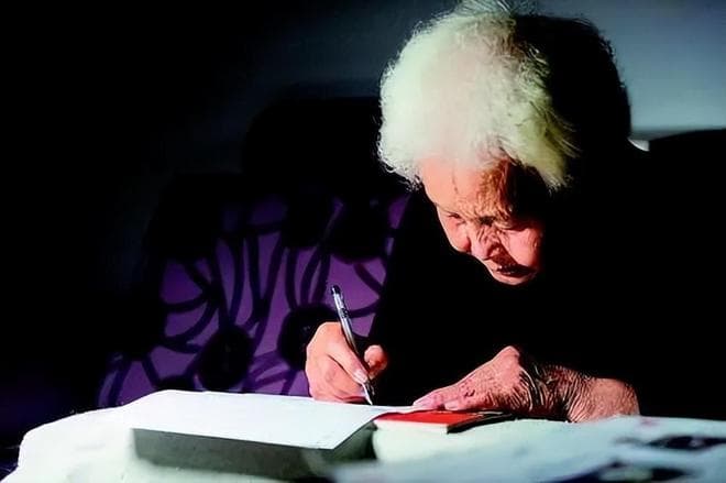 不卖货、不跳舞，72岁老太直播教成年人识字，揭开3800万人的痛苦